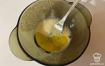 Затем туда же добавьте оливковое масло и сушеный чеснок. 