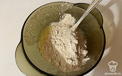 К яичной смеси просейте гречневую муку.