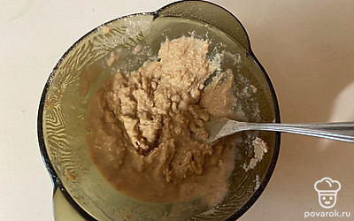 Перемешивайте массу до исчезновения комочков муки. 