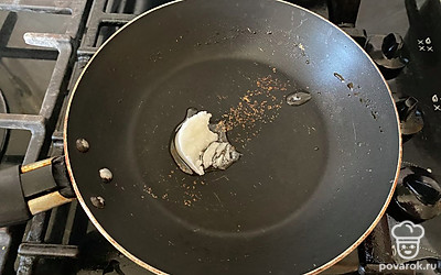Сковороду поставьте на огонь и поместите туда кокосовое масло. 