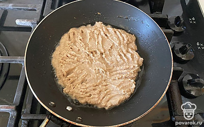 Затем по сковороде распределите все приготовленное тесто.