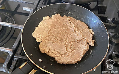 Обжаривайте с двух сторон до появления золотистой корочки в течении пяти минут. 