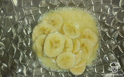 В глубокой миске взбейте венчиком яйцо в пену с добавлением и растворением соли и сахара. Переместите банановые колечки к яичной смеси. Разотрите содержимое вилкой, в частности банан до состояния пюре. Теперь влейте молоко и присыпьте постепенно муку, активно перемешивая в процессе. Позвольте отдохнуть блинному тесту на протяжении 10 минут.