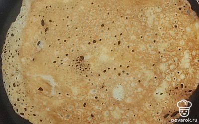 Сковороду смажьте растительным маслом и отправьте раскаляться на средний огонь. После убавьте слегка огонь и приступайте к обжариванию блинчиков под крышкой с обеих сторон до золотистого цвета.