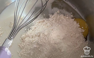 Добавим 3 столовые ложки муки.