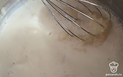 Добавим оставшееся молоко и муку. Перемешаем.