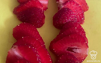 Клубнику нарезаем тонкими полосками.