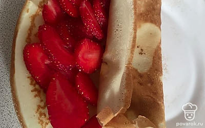 Подавайте блинчики порционно с клубникой. Приятного аппетита!