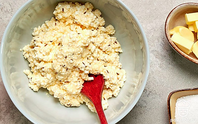 Подготовьте начинку. Разбейте яйцо в миску. Добавьте к яйцу творог, соль и половину тмина. Тщательно перемешайте.