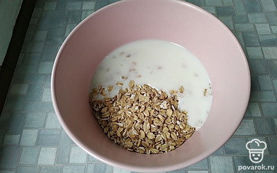 Замочите овсяные хлопья на 5 минут в кефире.