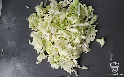 Капусту нарежьте.