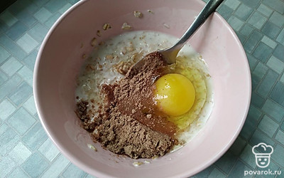 Добавьте к овсянке льняную муку и яйцо, посолите.