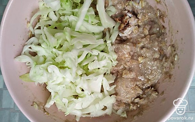 Добавьте капусту, всё перемешайте.