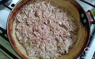 Обжарьте на сковороде с двух сторон под крышкой по 3 минуты.