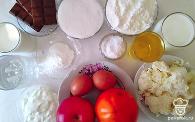 Промойте хурму и яблоко. Насыпьте сахар и муку в тарелки. Распакуйте шоколад и творог. Налейте масло в стакан. Подготовьте сметану, разрыхлитель, соль, яйцо, кориандр. Налейте сливки, молоко и воду в стаканы.