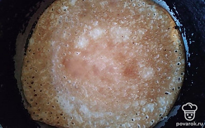 Разогрейте сковороду и смажьте маслом. С помощью половника влейте немного теста на сковороду и обжарьте его до золотистого цвета с обеих сторон. Обжарьте так все тесто.