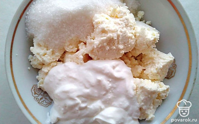 Выложите творог в глубокую тарелку. Добавьте сахар, кориандр и сметану. Вымешайте начинку до однородности.