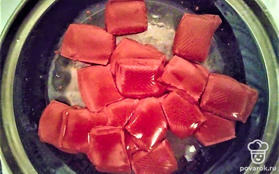 Переложите шоколад в сотейник и расплавьте его на водяной бане. Добавьте сливки и варите пару минут на маленьком огне до загустения. Полейте полученным кремом готовые блины с начинкой.