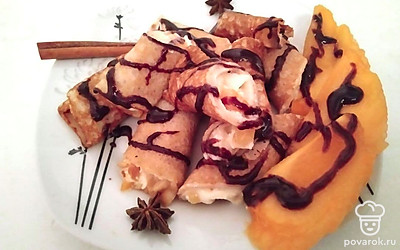 Украсьте готовые блины звездочками бадьяна и подайте с дольками хурмы.