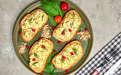 При подаче украсьте тосты с тмином веточками укропа.