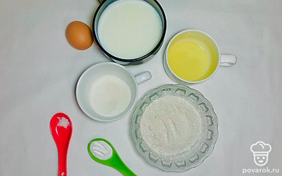 Достаньте все ингредиенты из холодильника, просейте муку.