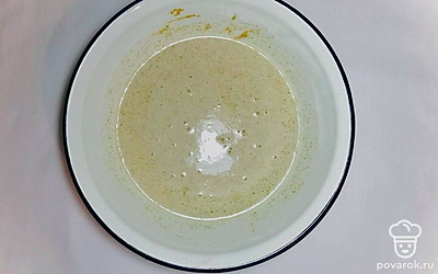 В емкость насыпьте просеянную муку, насыпьте сахар и соль. Гасите соду и насыпьте в смесь. Налейте 200 г молока и перемешайте венчиком. Поместите яйцо и снова перемешайте. Налейте оставшееся молоко и растительное масло и все хорошо перемешайте. Дайте постоять 15 мин.