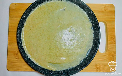 Разогрейте сухую сковороду и смажьте маслом. Налейте половником тесто и формируйте блин. Выпекайте блины с обеих сторон до золотистого цвета.