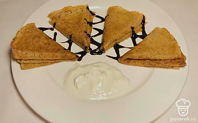 Подавайте на красивой тарелке. Добавьте сметану и разложите их красивым образом.