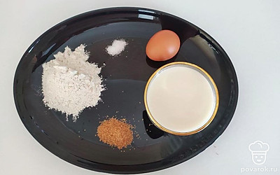 Достаньте продукты за ранее, чтобы они имели комнатную температуру. Разместите все ингредиенты по тарам. Масло и молоко налейте по стаканчикам.