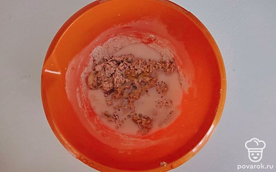 Муку, яйцо, соль и сахар перемешайте венчикам и налейте молоко. Все должно быть теплое. Размешайте хорошо, чтобы не было комочков.