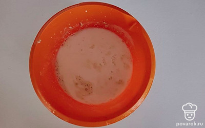 Разогрейте сковороду, после чего налейте тесто на сковороду, жарьте по 30-40 секунд с каждой стороны.