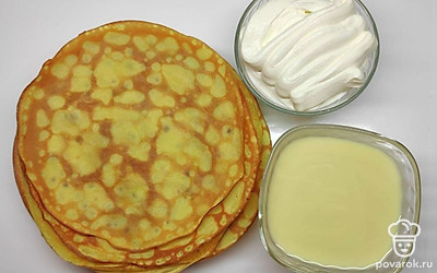 Заранее позаботьтесь о выпечке тонких блинов, смешав все ингредиенты по рецепту для них между собой и обжарив их на сковороде, смазанной растительным маслом, до золотистого цвета с каждой стороны. Приготовьте емкость, чтобы смешать ингредиенты для крема.