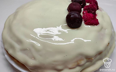 Торт украсьте ягодами, которые имеются в наличии. Разделите на порционные кусочки и подайте к столу.