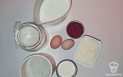 Подготовьте ингредиенты по списку. Банку с красной икрой откройте ключом, в случае отсутствия кольца. Муку пропустите через мелкое сито, чтобы она насытилась кислородом.