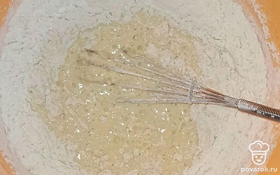 В миску с яйцами добавьте соль с сахаром и взбейте венчиком или миксером на малой мощности. Теперь залейте треть от объема молока и начинайте постепенно всыпать муку, активно при этом перемешивая. После долейте остальное молоко и растительное масло. Замешайте жидкое однородное тесто.