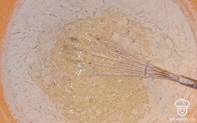 Три яйца с добавлением соли и сахара взбейте с помощью венчика. Далее прилейте половину объема молока и вновь перемешайте. Постепенно засыпайте муку, перемешивая более активно, и замешайте густое тесто без комочков. После влейте масло и оставшееся молоко. Тесто размешайте, чтобы оно стало жидким.
