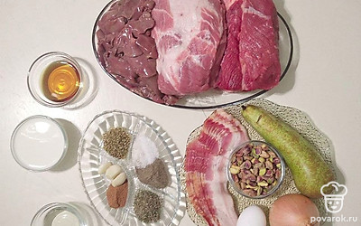 Обрежьте пленку, прожилки, протоки, если присутствуют на мясе, печенке. Хорошо промойте под водой мясо и печень. Просушите мясо бумажными полотенцами. Очистите лук, чеснок. Промойте под водой чищеный лук, грушу. Удалите сердцевину груши и очистите от кожуры. Печень замочите на 2-3 часа в холодной воде.