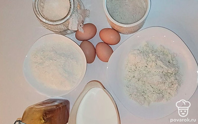 Творог извлеките из пачек. Муку заранее просейте, чтобы она насытилась кислородом.