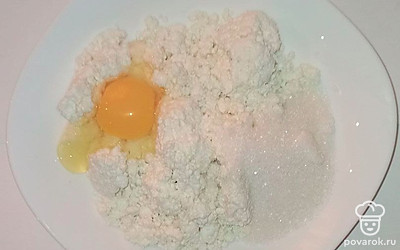 Для начинки в тарелке перетрите творог с сахаром и двумя куриными яйцами. Тщательно перемешайте массу до однородности.