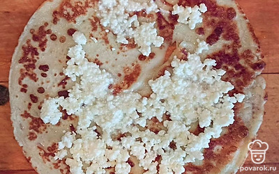 Сковороду смажьте растительным маслом единожды и отправьте раскаляться на сильный огонь. После обжаривайте блинное тесто с двух сторон до золотистого цвета. Затем в каждый блинчик выложите начинку и сверните их трубочками.