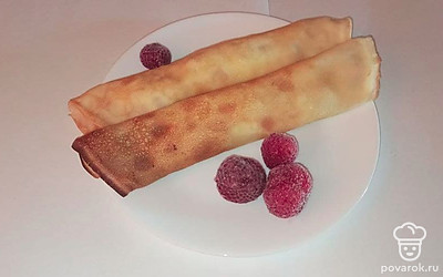 Блинчики распределите по порционным тарелкам. Каждую украсьте свежими ягодами, обваленными в крахмале, и подайте к столу.