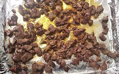 Достаньте печень с холодной воды и поместите в посуду, залив коньяком для маринада. Оставьте мариноваться печень в коньяке примерно на 1 час. Говяжье мясо нарежьте кусочками (кубиками), выложите нарезанное мясо на противень. С печени слейте излишки алкоголя. Нарежьте промаринованную печень (чтобы кусочки не получились мелкими), выложите на противень к нарезанным кусочкам говяжьего мяса. Нарезанные ингредиенты запеките в духовке (предварительно разогретой) до появления румяной корочки.