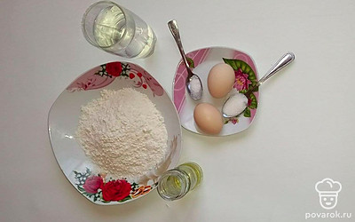 Муку просейте через сито несколько раз, чтобы она напиталась кислородом. Сковороду смажьте растительным маслом.