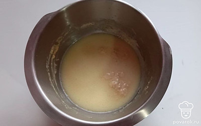 В глубокой посуде смешайте венчиком яйца и сахар, до полного растворения песка. Далее постепенно всыпьте муку и добавьте треть объема воды. Замешайте густое тесто без комочков, а после долейте остальную воду с растительным маслом и вновь перемешайте содержимое. Укройте полученное тесто и уберите в сторонку настаиваться на треть часа.