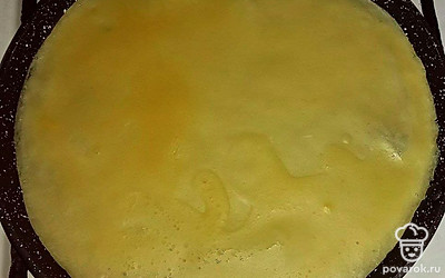 На раскаленную сковороду половником наливайте тесто и распределяйте его круговыми движениями по всей поверхности. Обжаривайте блинчики с двух сторон до румяности.