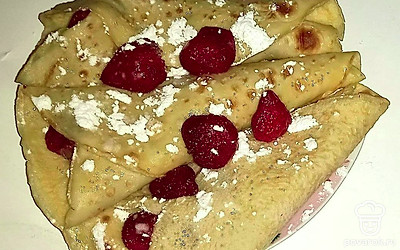 Готовые блинчики смажьте сливочным маслом. Украсьте сахарной пудрой и ягодами клубники из варенья. Подайте к столу с чаем или кофе.