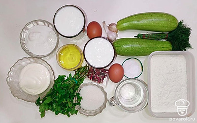 Достаньте все ингредиенты из холодильника, просейте муку, натрите и отожмите кабачки.