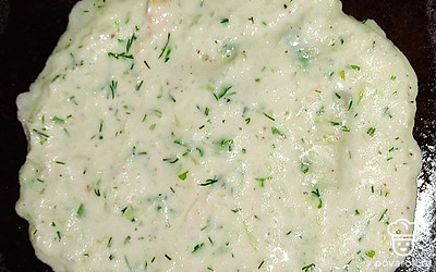 Смешайте два стакана кефира с яйцами, солью и сахаром. Возьмите стакан, туда кипяток и в него соду, влейте жидкость в сухую массу, непрерывно помешивая, делая блинное тесто. Насыпьте кабачки, влейте парочку ложек растительного масла, туда же смесь перцев и укропчик с петрушкой и перемешайте.