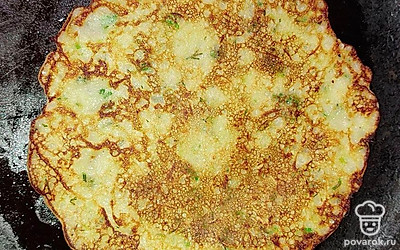 Разогрейте сковороду и туда масло. Поставьте сковороду на средний огонь. Налейте тесто, формируйте блин. Выпекайте до золотистого цвета с двух сторон, как обычные блины. Потом смешайте сметану и майонез, посолите и поперчите по вкусу. Насыпьте мелко порезанный зелень и чеснок.