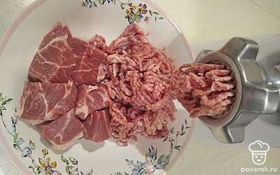 Репчатый лук измельчите, нарезав кубиками, измельчите чеснок, мелко порезав. На сковороде разогрейте растительное масло, обжарьте лук на разогретом масле до мягкости. Подливайте воду, чтобы лук карамелизировался, затем добавьте порезанный чеснок. Свинину порежьте на кусочки. Пропустите через мясорубку нарезанное свиное мясо с обжаренным луком и чесноком.